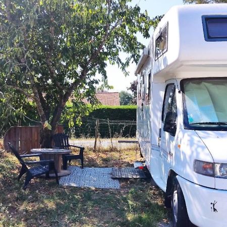 Charmant Camping-Car A La Campagne Labessiere-Candeil Bagian luar foto
