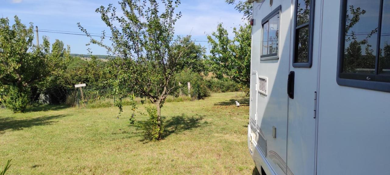 Charmant Camping-Car A La Campagne Labessiere-Candeil Bagian luar foto